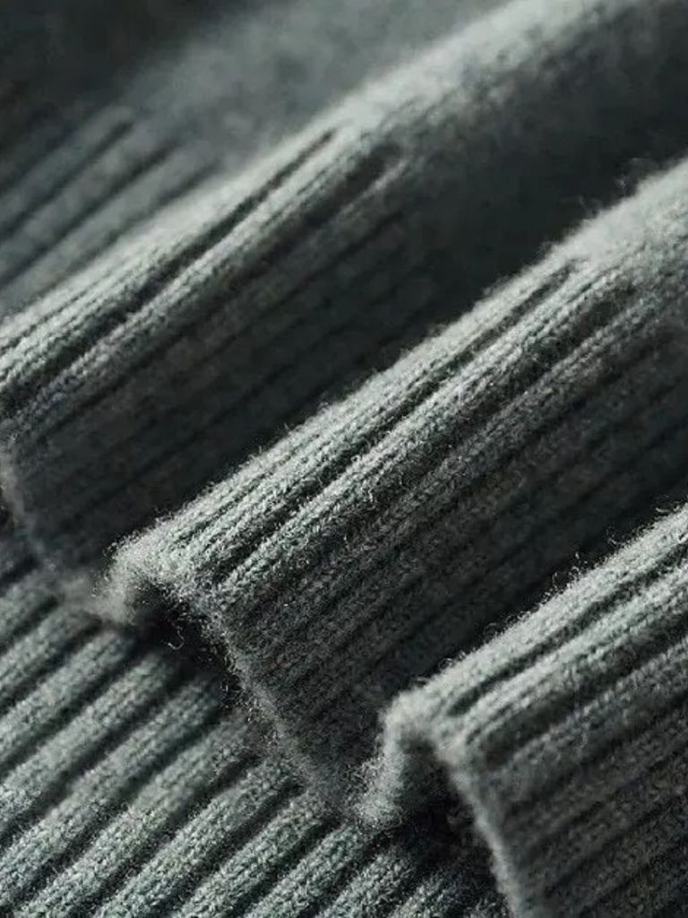 100% Merino Wool Turtleneck Sweater - Fayymont Co